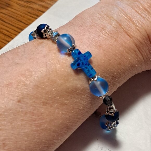 Handmade Blue and Silvertone Cross Bracelet 8.5" - Picture 3 of 5